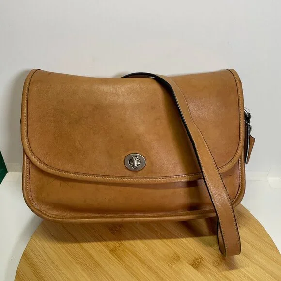 Vintage Coach 9790 City Bag Tan Leather Purse Shoulder Crossbody Brass Kiss Lock - Picture 1 of 13